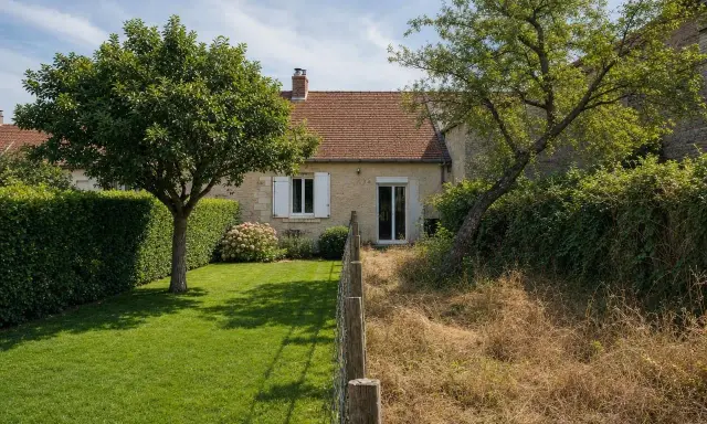 Maison avec jardin bien entretenu, symbolisant l'obligation d'entretien jardin propriétaire. Pelouse verte, haie taillée, arbre fruitier.