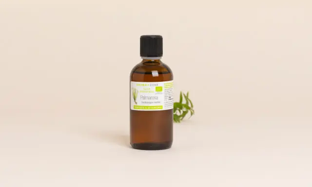 Flacon d'huile essentielle de Palmarosa bio. Bien que ses bienfaits soient nombreux, il faut connaître le danger potentiel de l'huile essentielle Palmarosa et l'utiliser avec précaution.