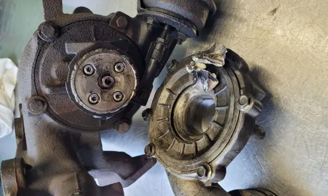 Uszkodzona turbosprężarka diesla, widoczne ślady nieszczelnego dolotu i uszkodzenia wirnika.