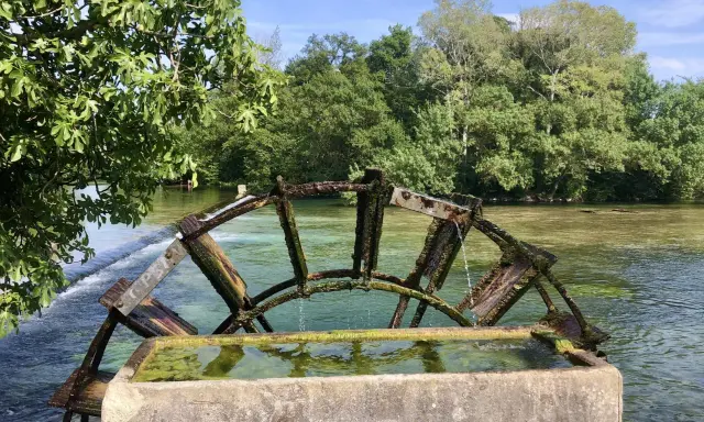 Roues à aubes en bois sur la Sorgue, parfait pour une balade en bateau à L'Isle-sur-la-Sorgue.