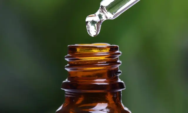 Goccia di vitamina D per bambini fino a che età, da un contagocce in una bottiglietta ambrata.