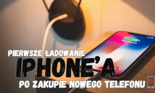 Pierwsze ładowanie iPhone'a po zakupie. Na ekranie widać ikonę baterii, a obok leży ładowarka.