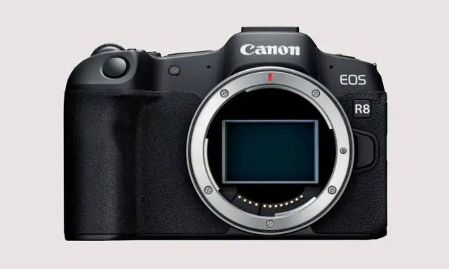 Canon EOS R8, świetny aparat kompaktowy, który często pojawia się w rankingach.