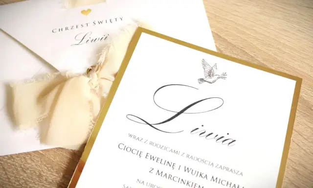 Eleganckie zaproszenie na chrzest święty dla Liwii. Złota ramka i gołąbek symbolizują uroczystość. Wzór jak wypisać zaproszenie na chrzest.