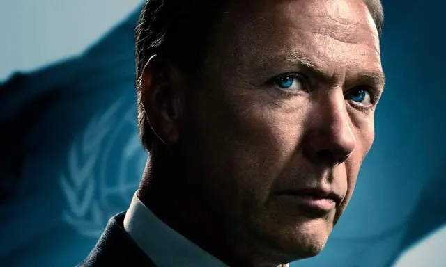 Mikael Persbrandt med intensiva blå ögon, en blick som lovar spännande filmer och tv-program.
