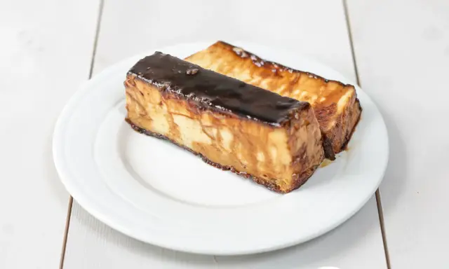 Dos porciones de pan de calatrava, un postre tradicional español, con una capa brillante de caramelo oscuro.