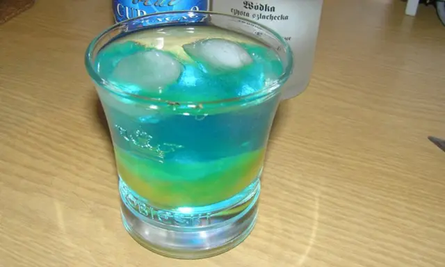 Drinki z Blue Curacao: 10 przepisów na niebieskie koktajle "wow"!
