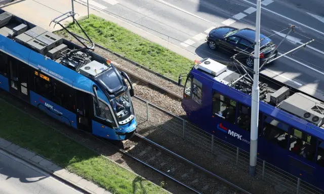 Dwa tramwaje MPK Wrocław na torach. Jeden niebieski, drugi granatowy. Może to właśnie dzięki nim emeryci mają darmowe przejazdy MPK?