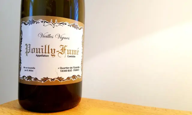 Bouteille de vin blanc "Pouilly-Fumé" de la région de la Loire, millésime "Vieilles Vignes", mis en bouteille par B. Millet.