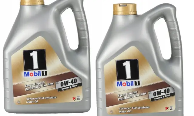Dwie butelki oleju silnikowego Mobil 1 0W-40. Wybór między 0w40 czy 5w40 często zależy od zaleceń producenta.
