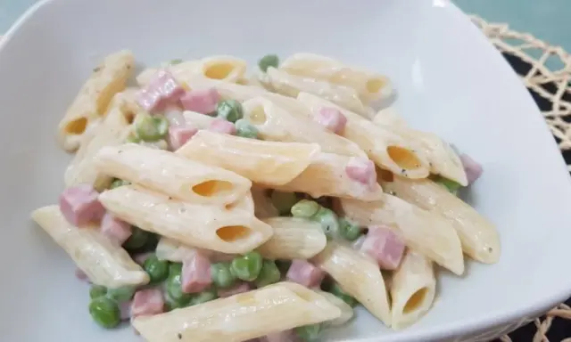 Pasta Piselli e Prosciutto: Ricetta Veloce e Cremosa (Meno di 30 Min)