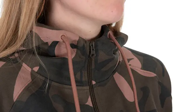 Kobieta w bluzie fox camo z wysokim kołnierzem i zamkiem błyskawicznym.