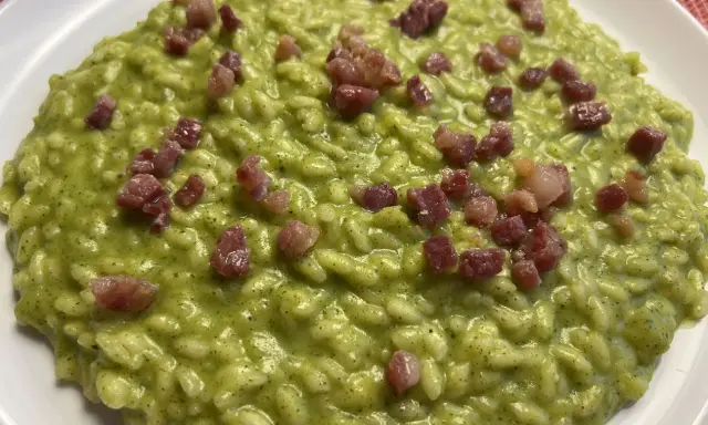 Risotto cremoso alle zucchine e pancetta croccante, un piatto gustoso e colorato.