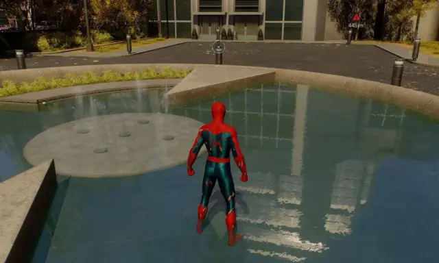 Spiderman 2, w swoim zniszczonym kostiumie, stoi przy fontannie, gotowy do akcji.