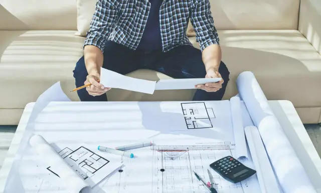 Arquitecto revisa planos de casa con el objetivo de obtener un certificado Passivhaus.