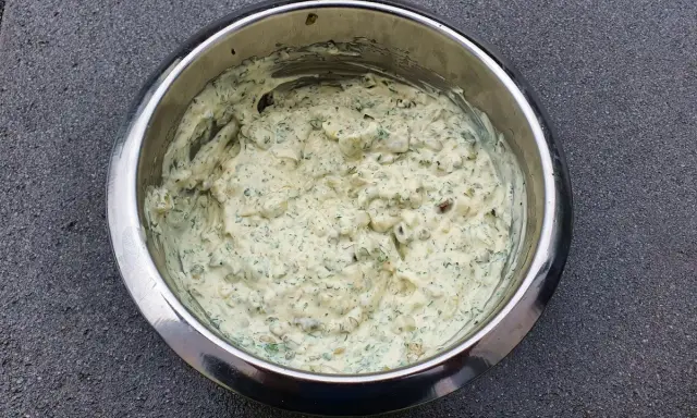 Sauce tartare crémeuse et généreuse, pleine d'herbes fraîches et de morceaux croquants, prête à accompagner vos plats.