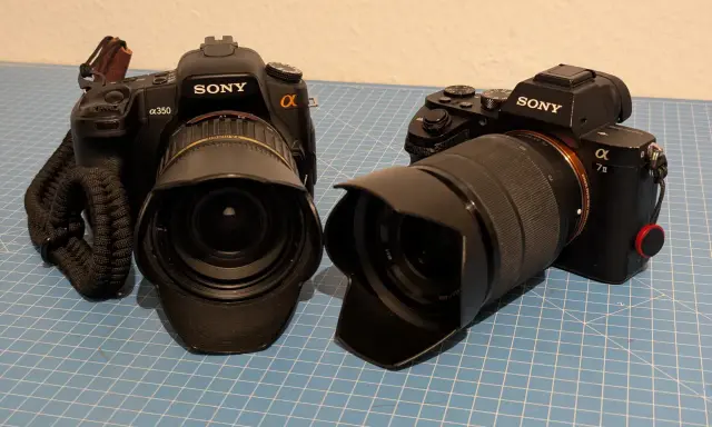 Confronto tra Sony a7ii e a7iii: due fotocamere Sony affiancate, una più vecchia (a350) e una più recente (a7ii).
