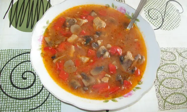 Pyszny strogonow z wieprzowiny z pieczarkami i papryką, gotowy do podania. Idealny przepis na obiad.