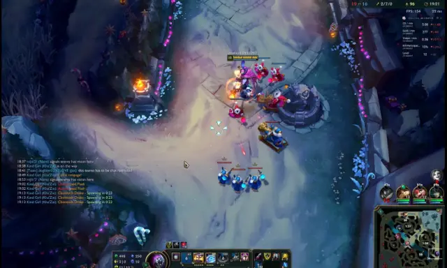 Drużyna walczy na zimowej mapie League of Legends, a na czacie widać "lol ping test".