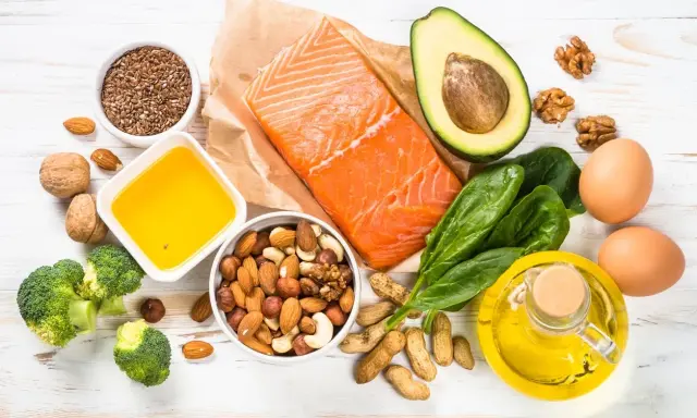 Saumon, avocat, noix, amandes, œufs, brocolis, épinards, graines de lin et huile d'olive, sources d'acides gras oméga 9.