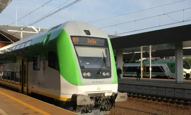 Pociąg RE9 do Ustki czeka na peronie. Idealny środek transportu, gdzie pociągiem nad morze.