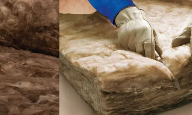 Mani guantate tagliano materiale isolante, dimostrando la legge della massa acustica per un ambiente silenzioso.