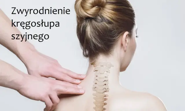 Domowe sposoby na zwyrodnienie kręgosłupa szyjnego: delikatny masaż karku i ćwiczenia rozluźniające.