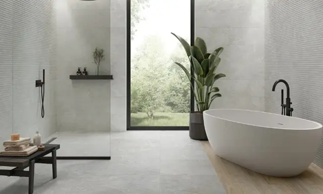 Baño moderno con ducha y bañera. Ideas para como combinar azulejos en duchas con texturas y acabados variados.