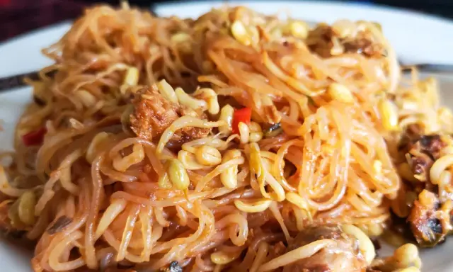 Makaron z kiełkami fasoli mung i chili. Czy makaron tuczy? Zależy od dodatków i sposobu przygotowania.