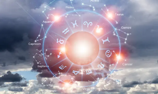 Zodiakalny krąg z konstelacjami i symbolami, w tym Saturn w Rybach, na tle burzowego nieba.