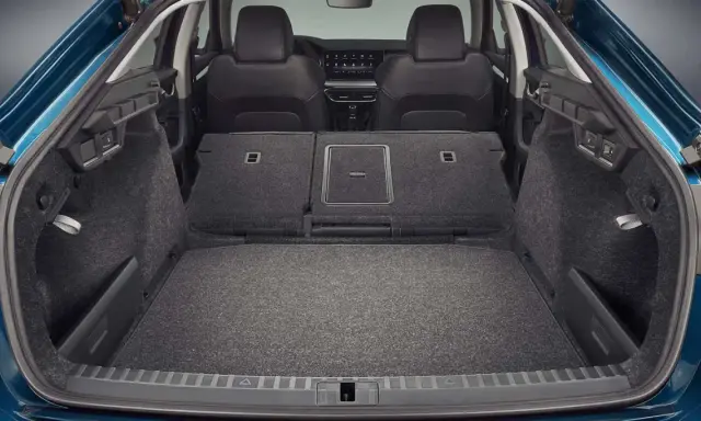 Maletero Skoda Octavia vacío y listo para cargar. Amplio espacio para equipaje, con asientos traseros abatibles para mayor versatilidad.