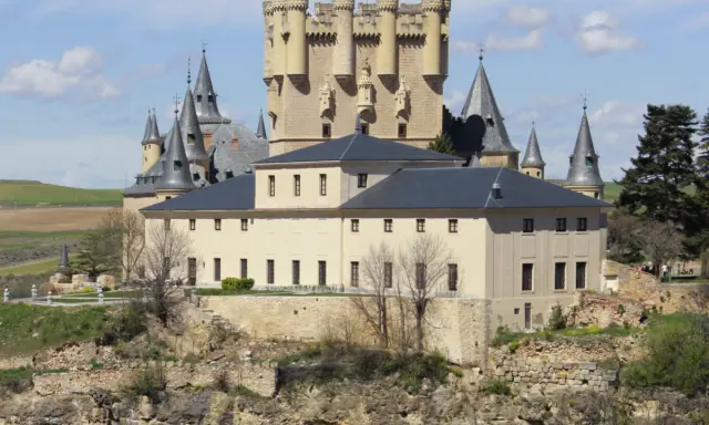 Castillo de Segovia, ideal para una aventura de segovia con niños. Torres cónicas y un palacio histórico.