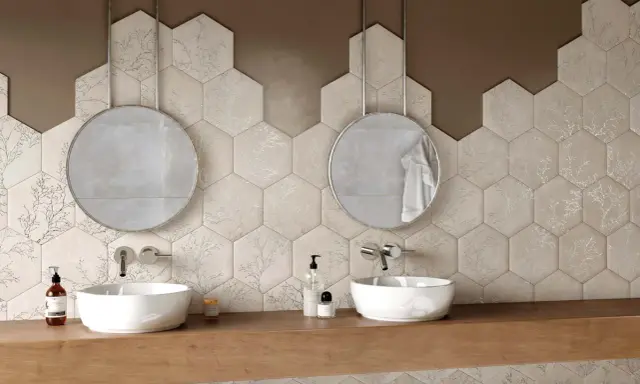 Elegantes combinaciones de azulejos para baños con diseño hexagonal y motivos de ramas plateadas.