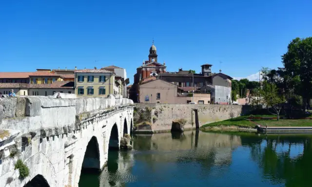 Ponte di Tiberio e scorci di Rimini, ideali per scoprire cosa vedere a Rimini in un giorno.