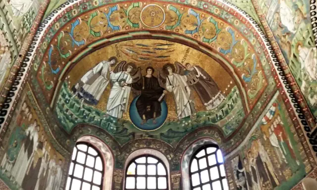 Mosaico bizantino con Cristo tra angeli, un capolavoro da vedere a Ravenna e dintorni.