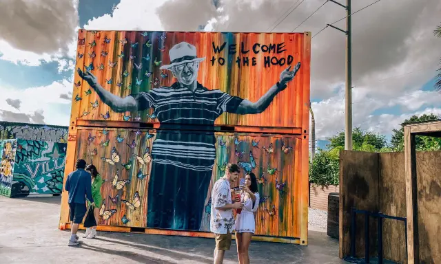 Para zobaczyć Miami, odwiedź tę kolorową ścianę z motylami i muralem "Welcome to the Hood".