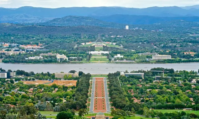 Widok na stolicę Australii, Canberrę, z Parlamentem i jeziorem.