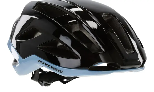 Czarny błyszczący kask rowerowy Kross z niebieskim akcentem, idealny na gravel. Zastanawiasz się, jaki kask na gravela wybrać? Ten model zapewni bezpieczeństwo i komfort.