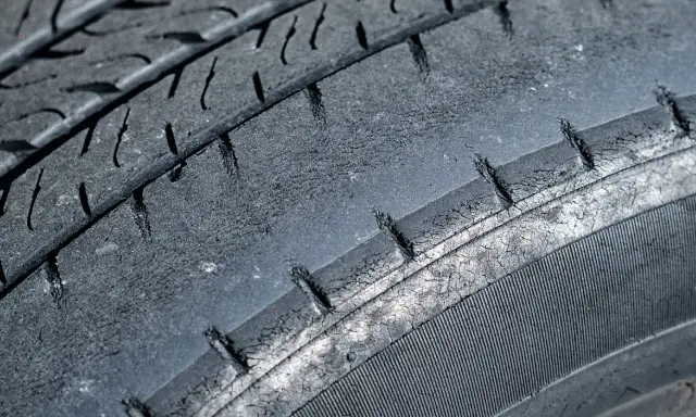 7°C: Czy Twoje opony letnie są jeszcze bezpieczne?