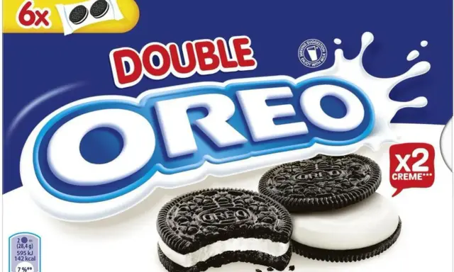 Opakowanie ciastek Oreo Double z dwoma ciastkami i napisem "x2 Creme".