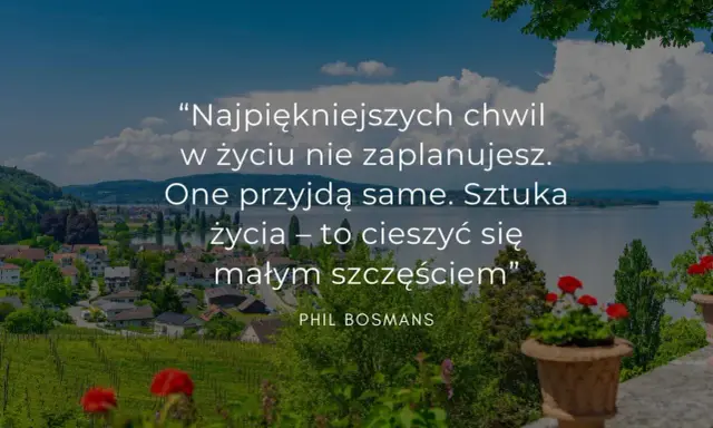 Krajobraz z jeziorem, miasteczkiem i cytatem o szczęściu.