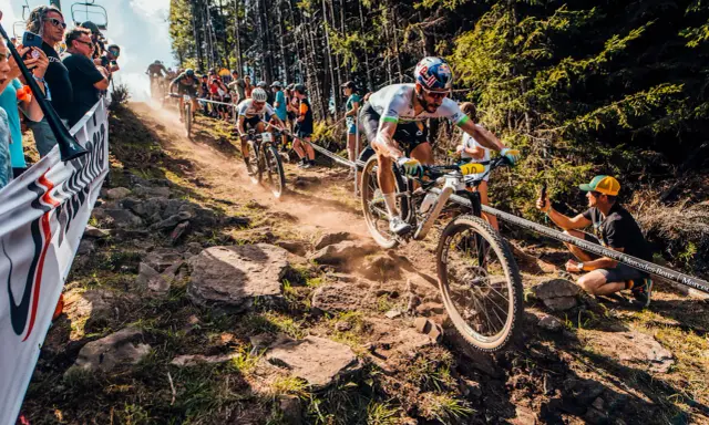 Wyścig mtb xc to adrenalina na kamienistym zjeździe. Kolarze walczą o każdy metr, a widzowie kibicują.