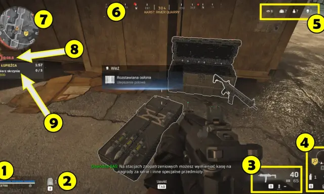 Gracz w Call of Duty Warzone zbiera łupy, celując w skrzynię z ulepszeniem polowym. W tle widać otwartą skrzynię z bronią.