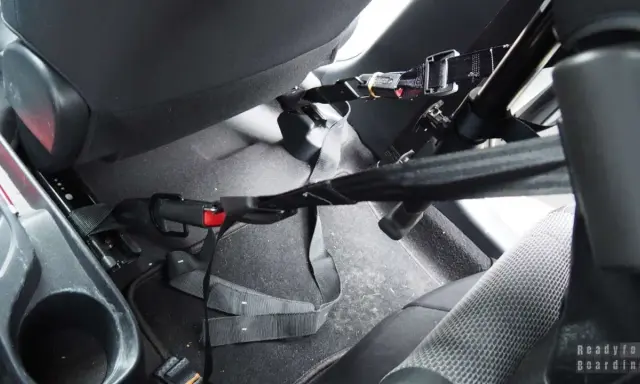 Widok na pasy bezpieczeństwa i mocowanie isofix w aucie. Gotowi na podróż!