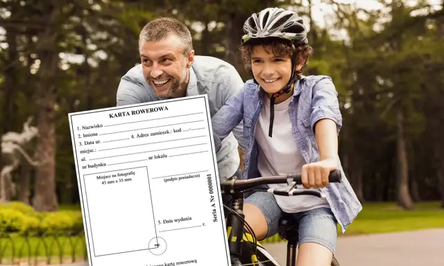 Ojciec i syn na rowerach, z dokumentem "Karta Rowerowa". Dzięki niej można jeździć na rowerze.
