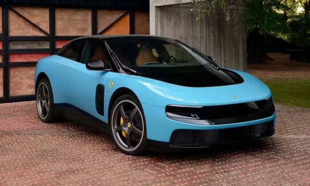 Ein hellblauer Ferrari mit schwarzem Dach und Felgen steht auf einem roten Ziegelstein-Muster. Neue Ferrari-Nachrichten über dieses Modell sind heiß begehrt.