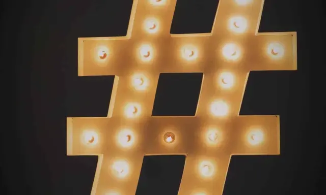 Un grande simbolo cancelletto illuminato da lampadine, un vero #portrait di luce e tendenza.