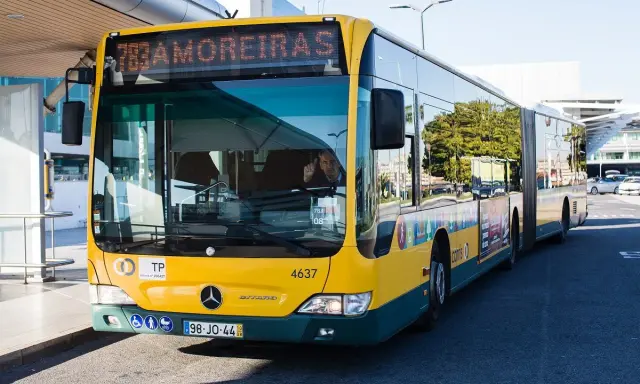 Gelber Flughafenbus am Lissabon Flughafen, bereit für die Fahrt in die Innenstadt.