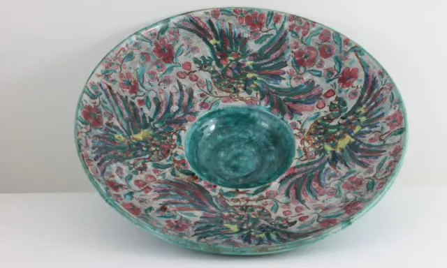Plat décoratif en céramique, style Édouard Cazaux, orné d'oiseaux stylisés et de fleurs, avec un centre creux bleu turquoise.