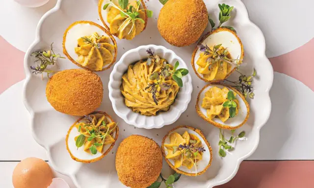 Uova ripiene dorate e croccanti, perfette per scoprire cosa fare a Pasqua. Un'idea sfiziosa e colorata per il tuo menu pasquale.